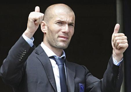 奔跑在绿茵场上的身影,绿茵场奔跑的身影和影子