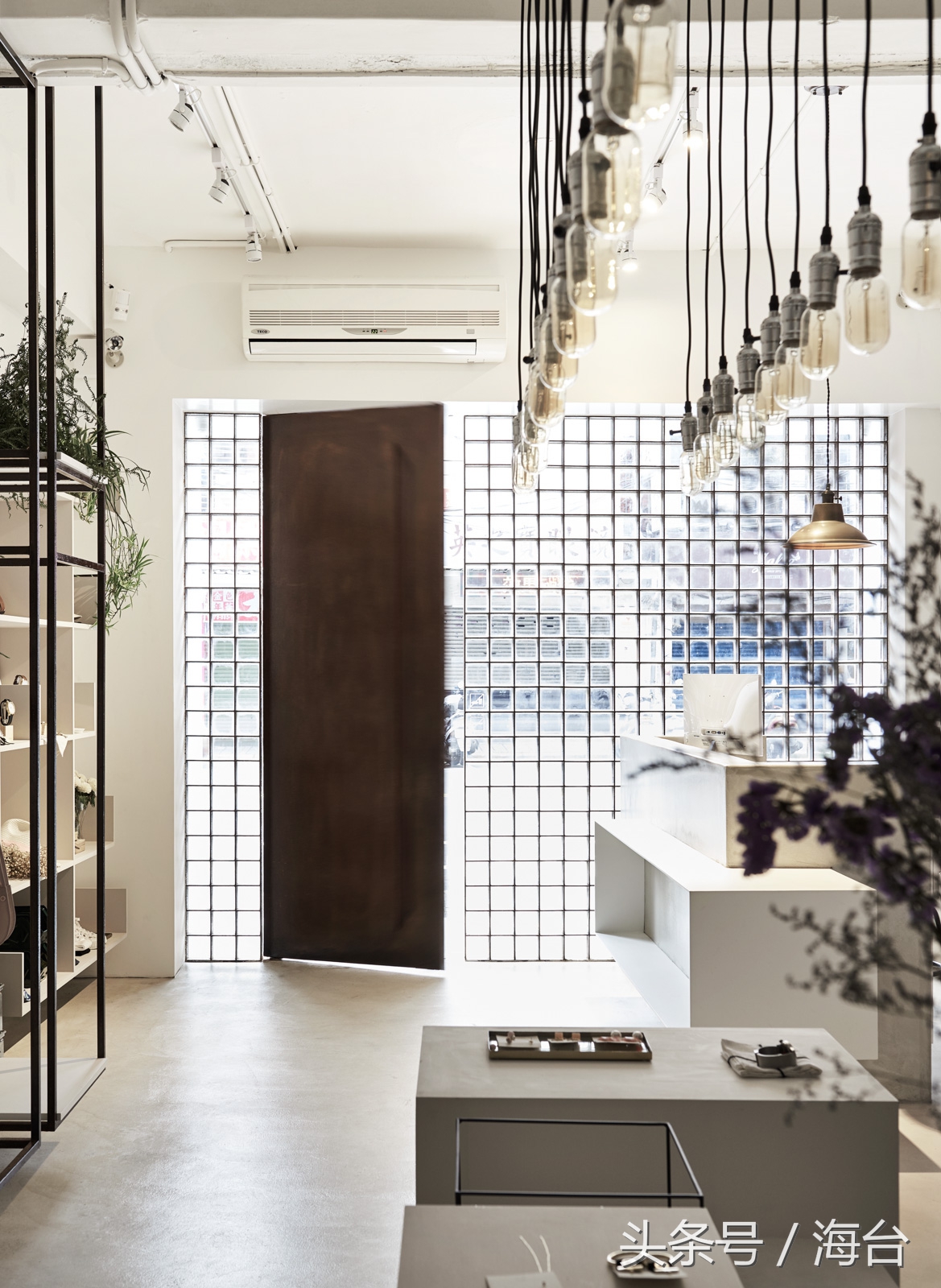 在小县城装修多少钱,一万块钱在家开的服装店装修