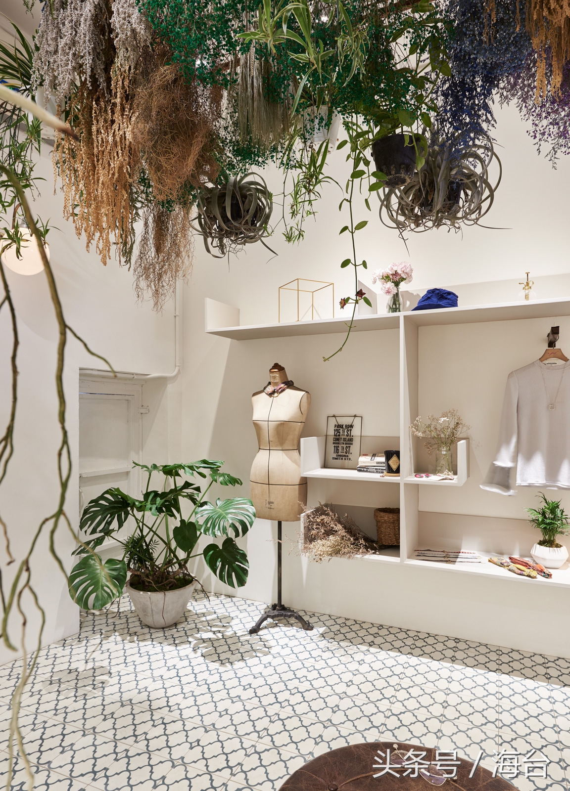 在小县城装修多少钱,一万块钱在家开的服装店装修