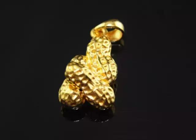 黄金八卦吊坠的寓意和象征,黄金公鸡吊坠的寓意是什么