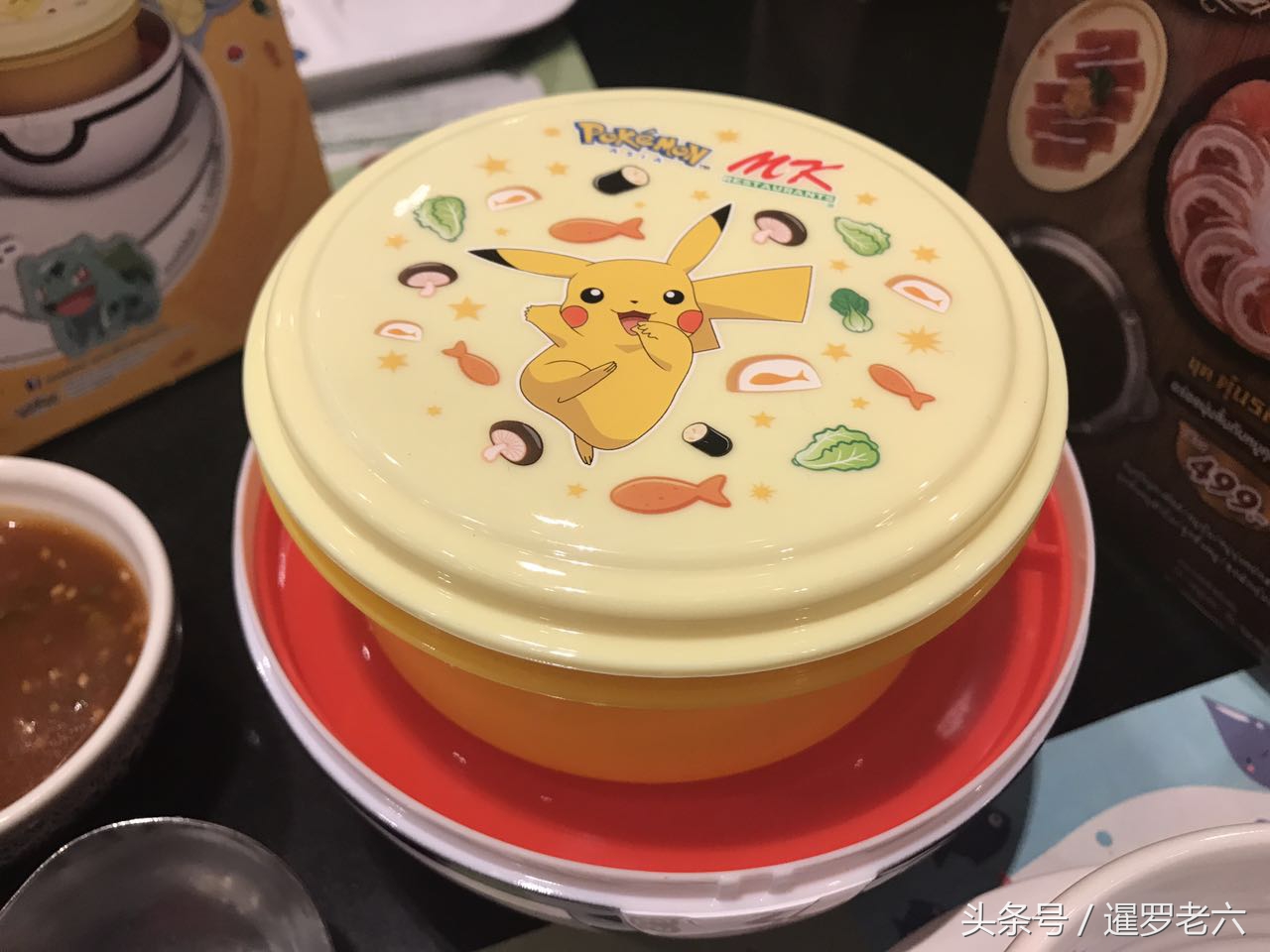 泰国MK餐馆30元来一份精灵球套装，餐盒挺精美，还送三包子！