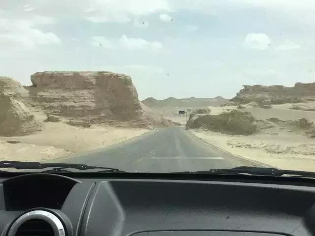 开车去非洲日记之九，去花土沟路上，遇到夺命的沙尘暴，遇到夺魂水上雅丹，小女子想问嫦娥姐姐你要不要面膜