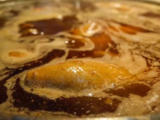 一天卖掉60只生烤乳鸽，卤切肥肠要配小米酒！杭州的深夜小酒馆是这样的