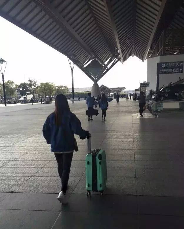 七天连红撞衫不可怕，脸皮厚的不尴尬