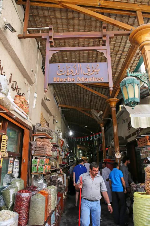 迪拜，一边是黄金，一边是黄土