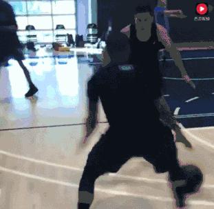 这招“交叉步”可以说是过人的精髓，必学！