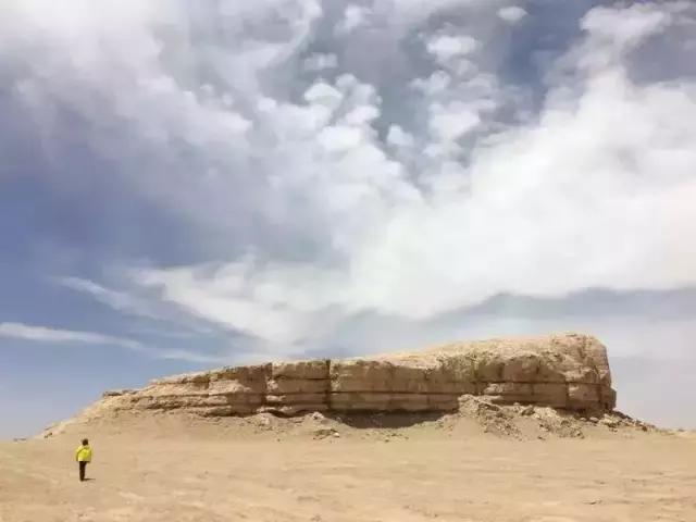 开车去非洲日记之九，去花土沟路上，遇到夺命的沙尘暴，遇到夺魂水上雅丹，小女子想问嫦娥姐姐你要不要面膜