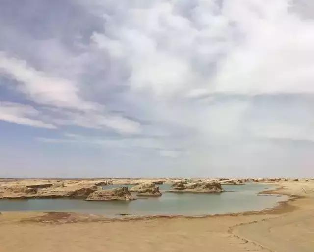 开车去非洲日记之九，去花土沟路上，遇到夺命的沙尘暴，遇到夺魂水上雅丹，小女子想问嫦娥姐姐你要不要面膜