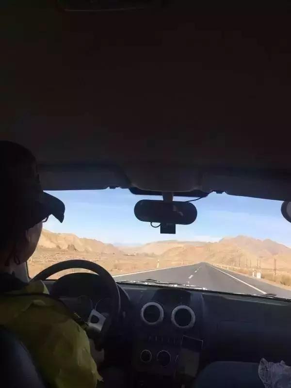 开车去非洲日记之九，去花土沟路上，遇到夺命的沙尘暴，遇到夺魂水上雅丹，小女子想问嫦娥姐姐你要不要面膜