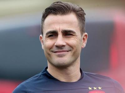 奔跑在绿茵场上的身影,绿茵场奔跑的身影和影子