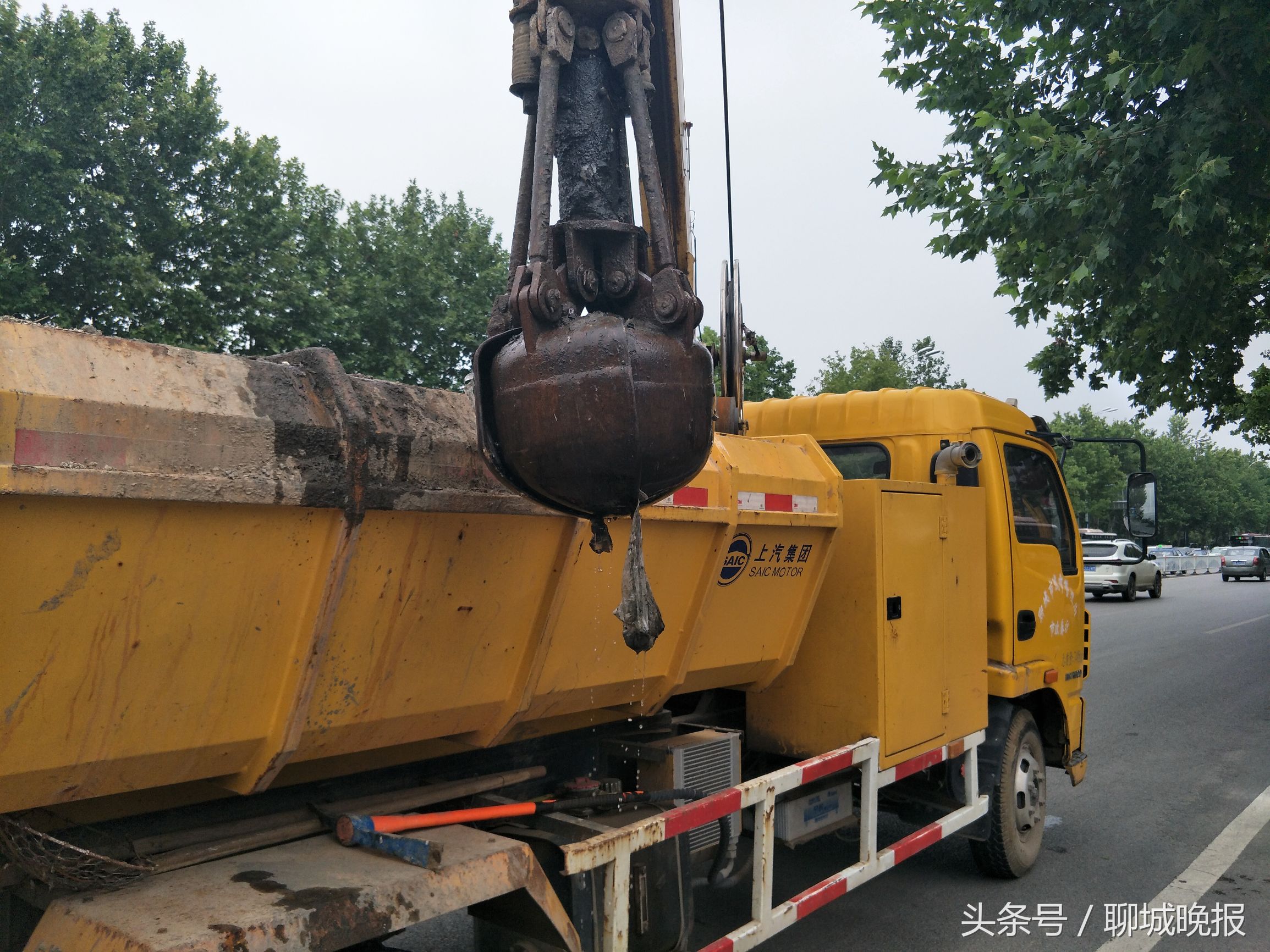 高温下的河道清掏工,直击高温下的施工
