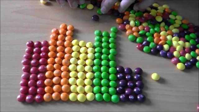 把彩虹糖摆成一个圈,把彩虹糖摆成一个圆往中间倒点水