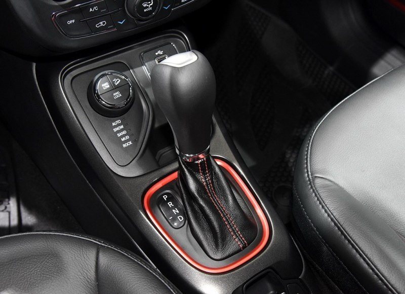 指南者2.4四驱豪华版,吉普指南者2.4四驱高性能版