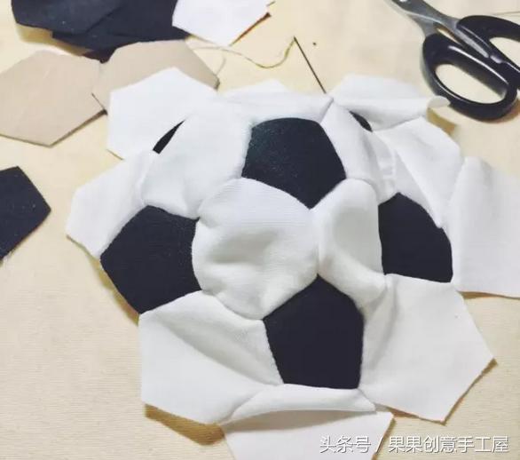怎么用废品制作足球衣服,12片布艺足球制作方法