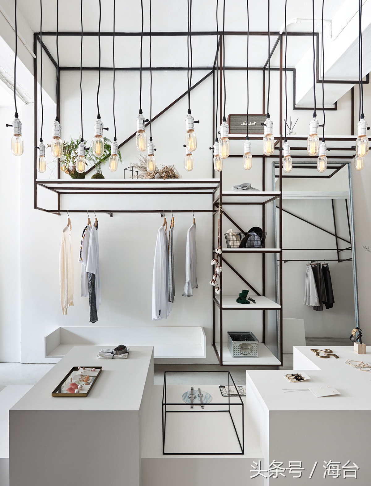 在小县城装修多少钱,一万块钱在家开的服装店装修