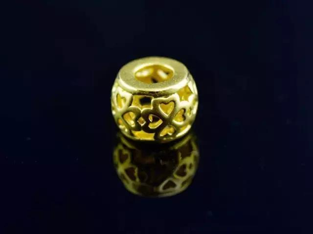 黄金八卦吊坠的寓意和象征,黄金公鸡吊坠的寓意是什么