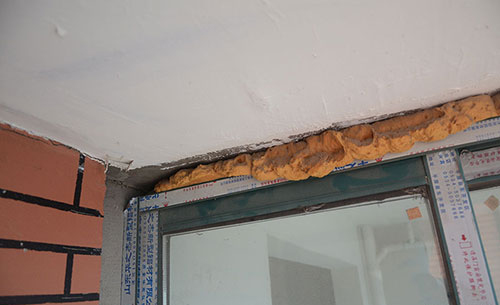 阳台窗框摇晃物业不给解决,楼房窗户倾斜找物业不管怎么办