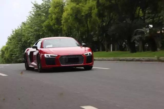 奥迪r8对比tt,奥迪r8和tt有啥区别