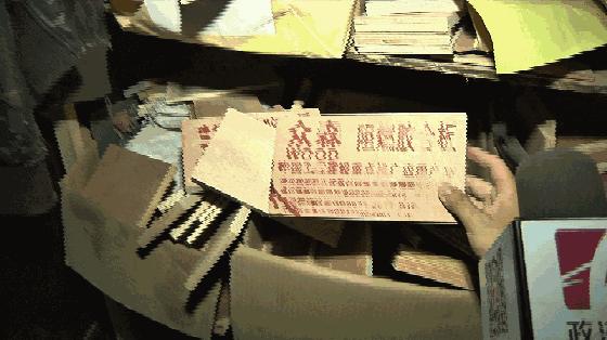 长沙大汉建材城仓库暗藏造假流水线，普通胶合板变身品牌阻燃板，要啥牌印啥牌