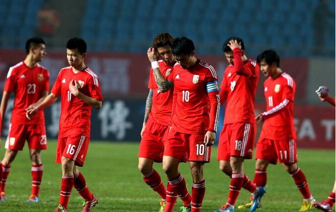 把足球比赛踢成了篮球比赛,把足球打成篮球的比赛