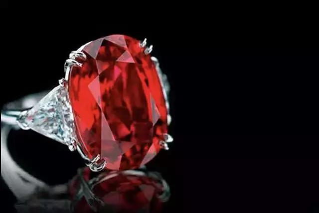 七月末，霸气的狮子就交给热情的红宝石来守护吧！