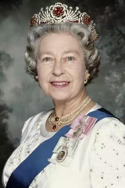 七月末，霸气的狮子就交给热情的红宝石来守护吧！