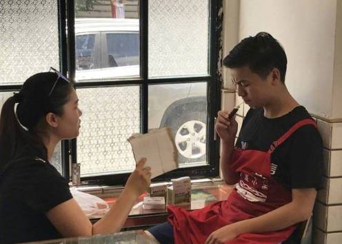 市民在鹅卵石地面做热疗,市民躺鹅卵石