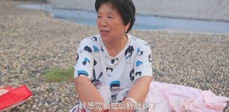 市民在鹅卵石地面做热疗,市民躺鹅卵石