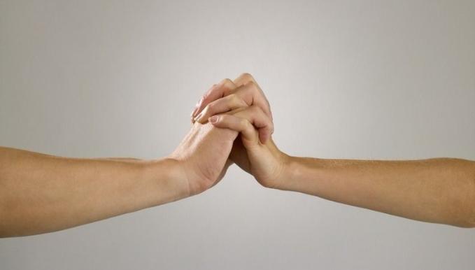 不自信的表现小动作多,不自信的行为有哪些