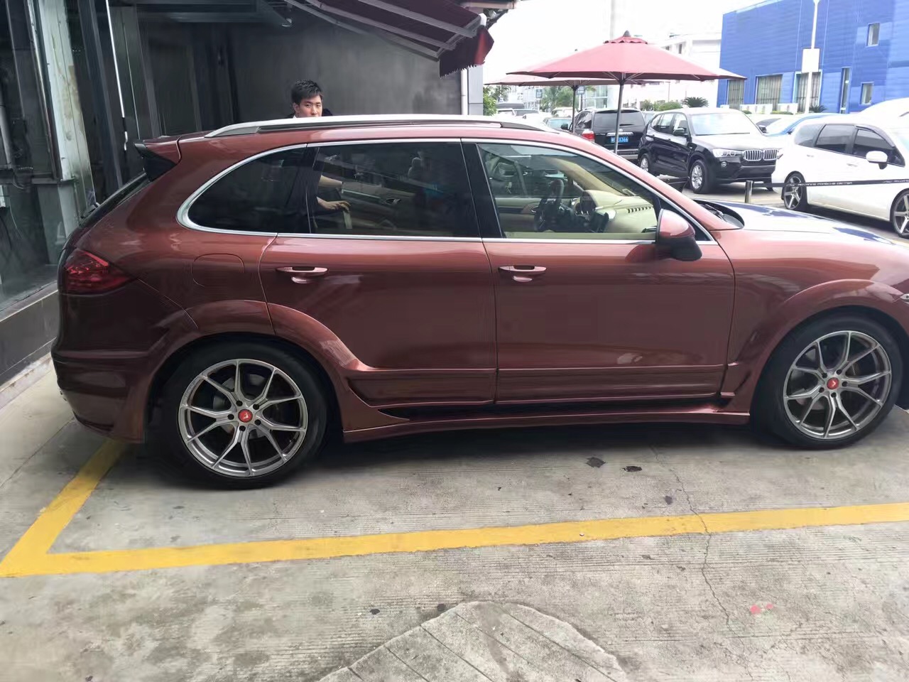 你的家车改了没买菜车保时捷卡宴升级21寸大V轮毂加哈曼EVO宽体包围，猜下改了多少钱