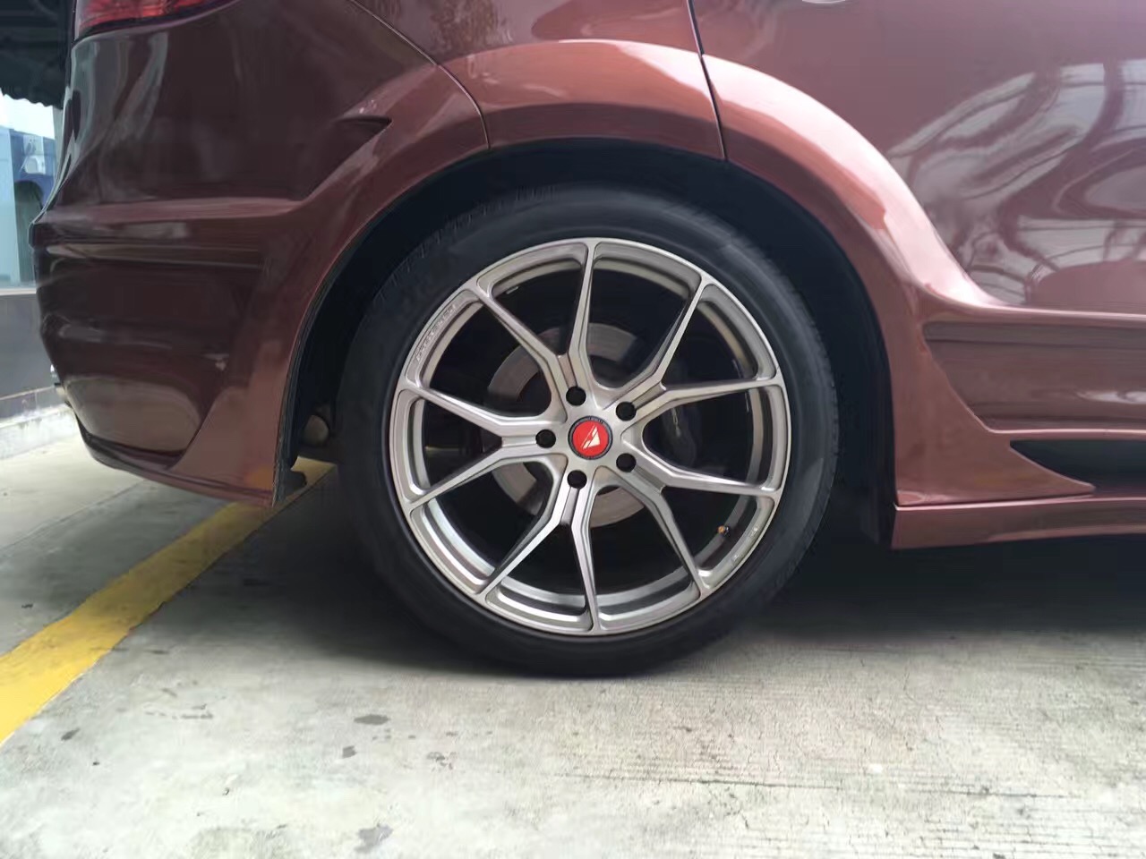 你的家车改了没买菜车保时捷卡宴升级21寸大V轮毂加哈曼EVO宽体包围，猜下改了多少钱