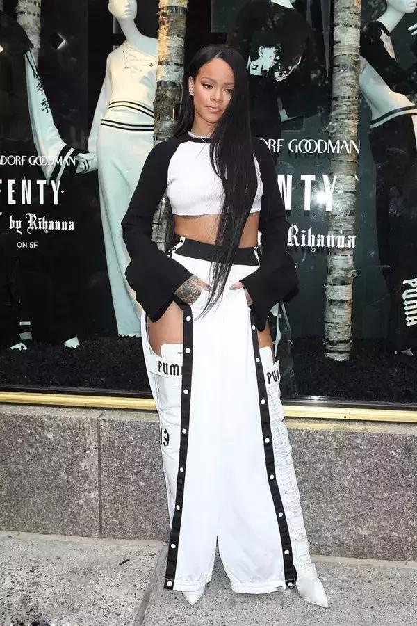 说中国不懂时尚，看看蕾哈娜的潮鞋，中国大妈呵呵一笑