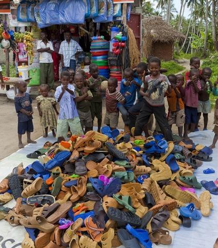 看到中国造的拖鞋，非洲人蜂拥而至，很少能穿这样的鞋子