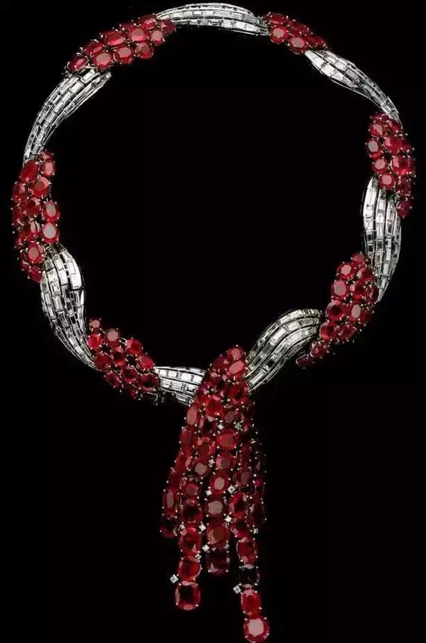 七月末，霸气的狮子就交给热情的红宝石来守护吧！