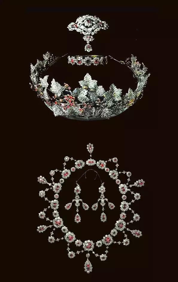 七月末，霸气的狮子就交给热情的红宝石来守护吧！