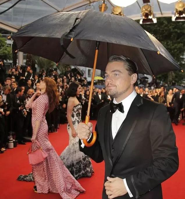 英国女王的彩虹伞,英国女王撑油纸伞