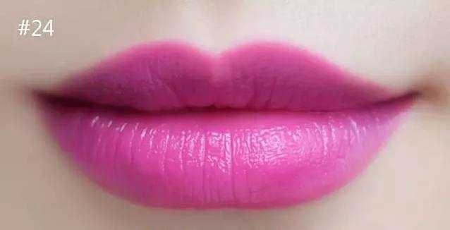 李一桐涂偏黑口红,李一桐唇纹