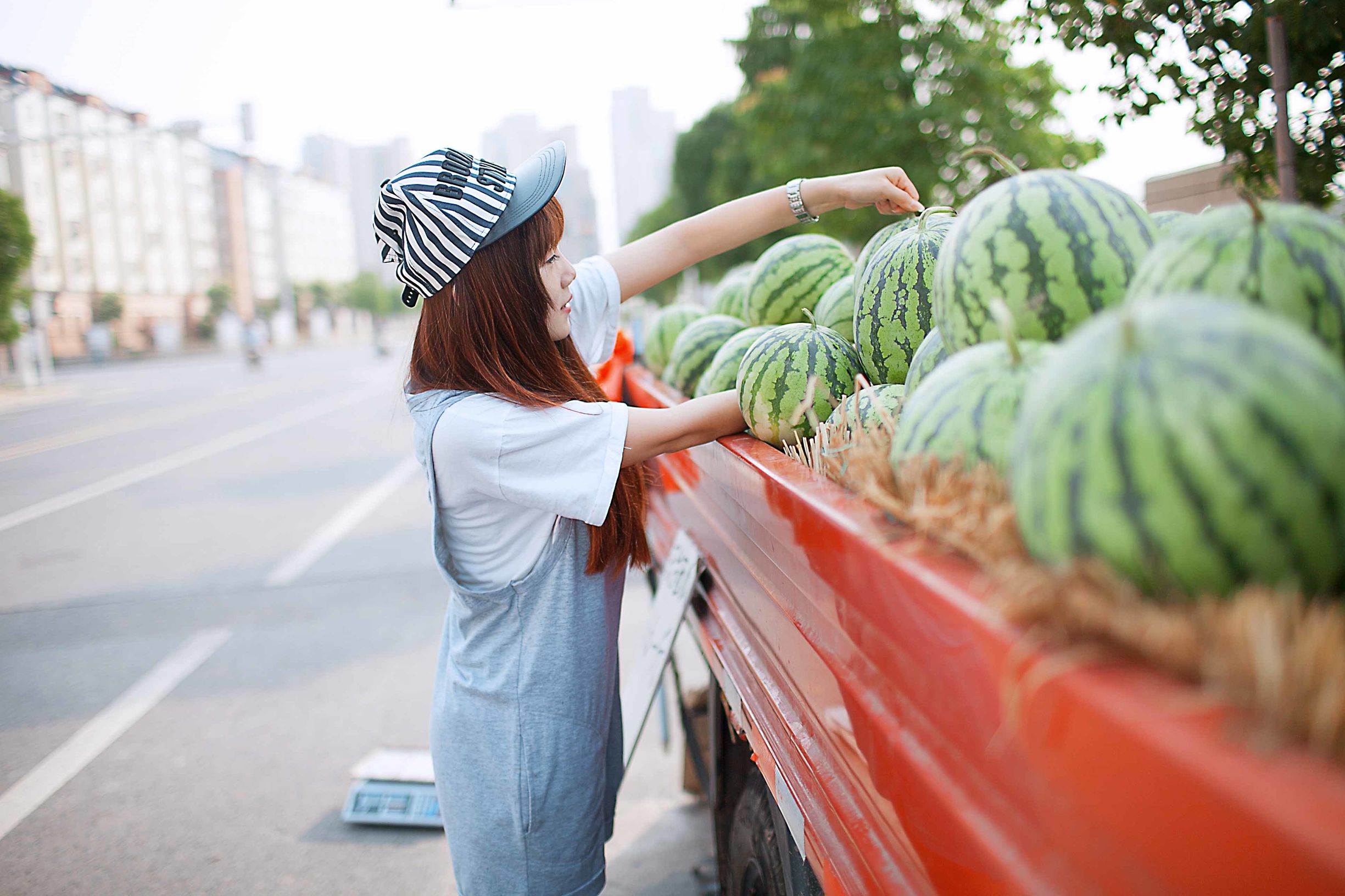 卖西瓜17岁女孩完整版,17岁女孩卖西瓜