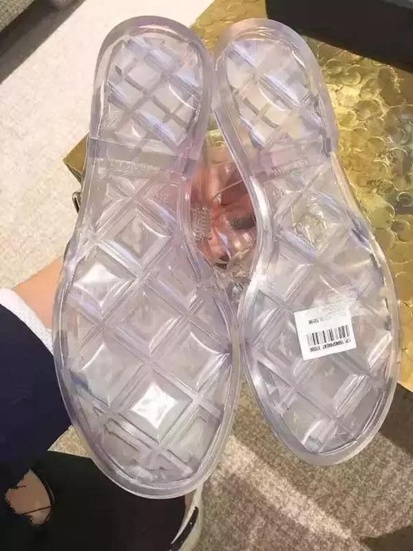 说中国不懂时尚，看看蕾哈娜的潮鞋，中国大妈呵呵一笑