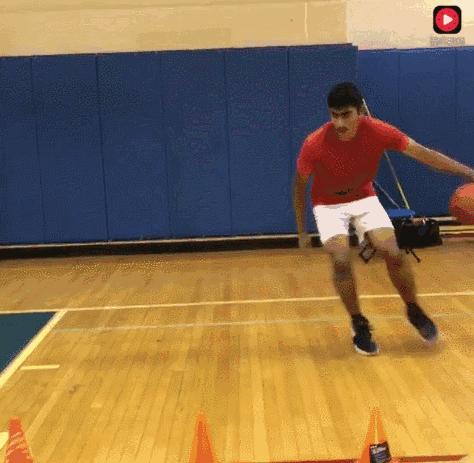 这招“交叉步”可以说是过人的精髓，必学！