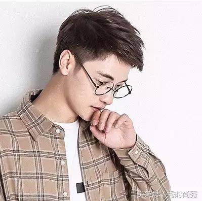 露额头刘海发型男圆脸,男生刘海在额头中央适合什么发型