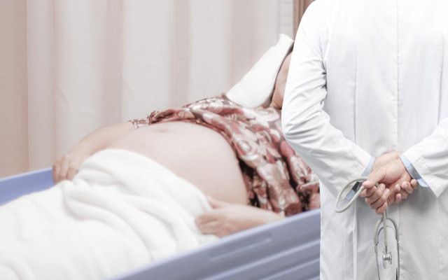 生孩子妇产科医生怎么接生,妇产科男医生接产看法