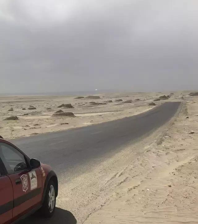 开车去非洲日记之九，去花土沟路上，遇到夺命的沙尘暴，遇到夺魂水上雅丹，小女子想问嫦娥姐姐你要不要面膜