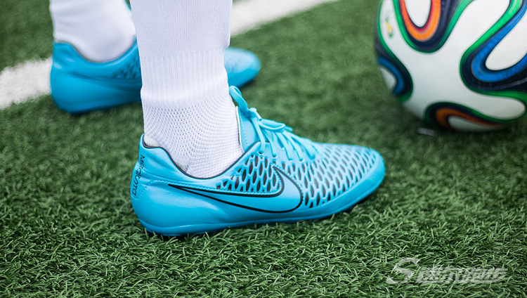 中场球员应该穿哪种足球鞋,足球进攻型中场球鞋推荐