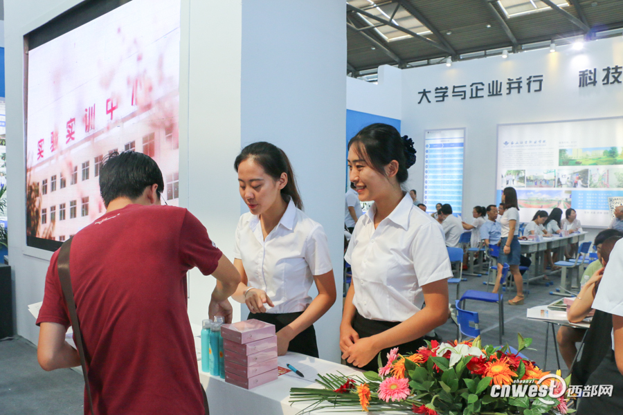 陕西三本及高职院校招生咨询会开幕特色展示引人眼球