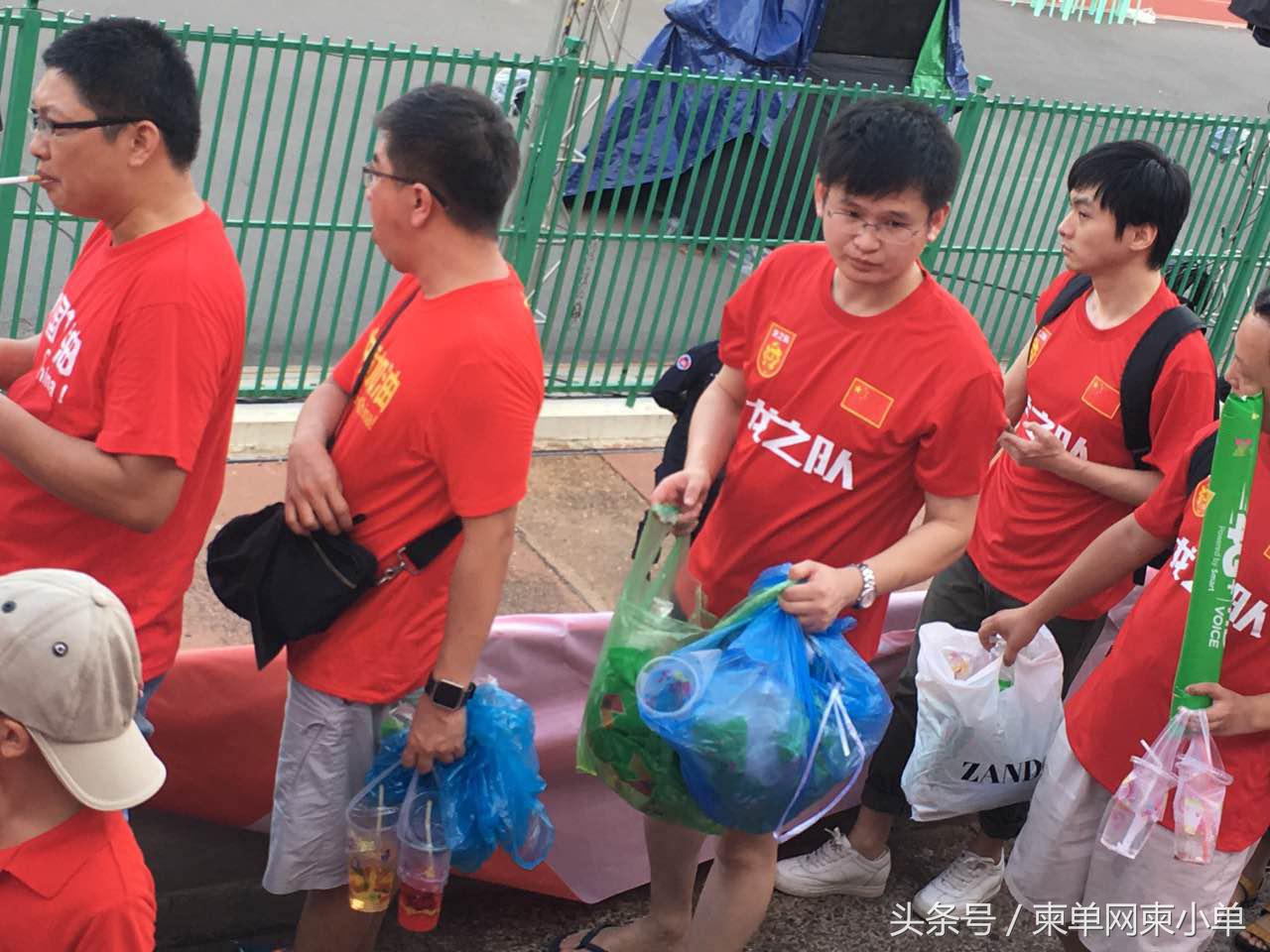 中国足球争气了2:1击败日本队！在柬中国球迷功不可没……