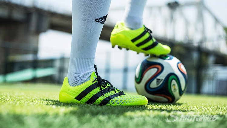 中场球员应该穿哪种足球鞋,足球进攻型中场球鞋推荐