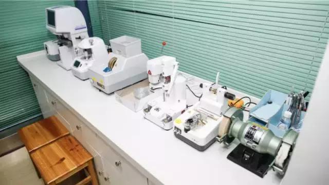 免费配镜,免费验光,免费清洗,免费维修……它不只是一家眼镜店,它更是一个学生视力关爱项目!