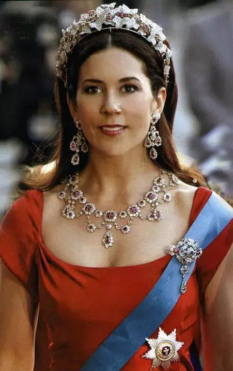 七月末，霸气的狮子就交给热情的红宝石来守护吧！