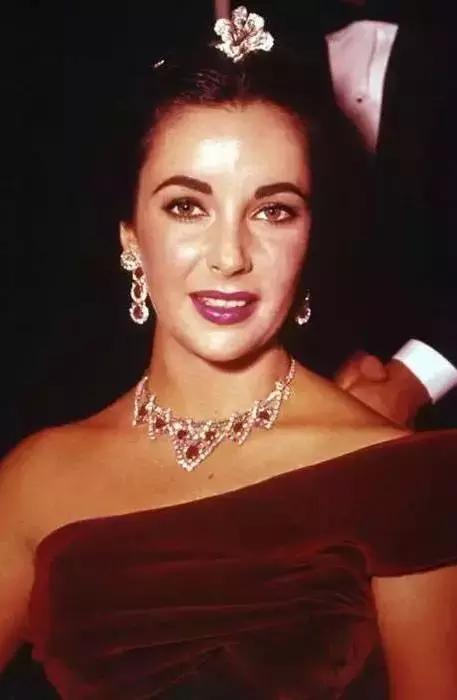 七月末，霸气的狮子就交给热情的红宝石来守护吧！